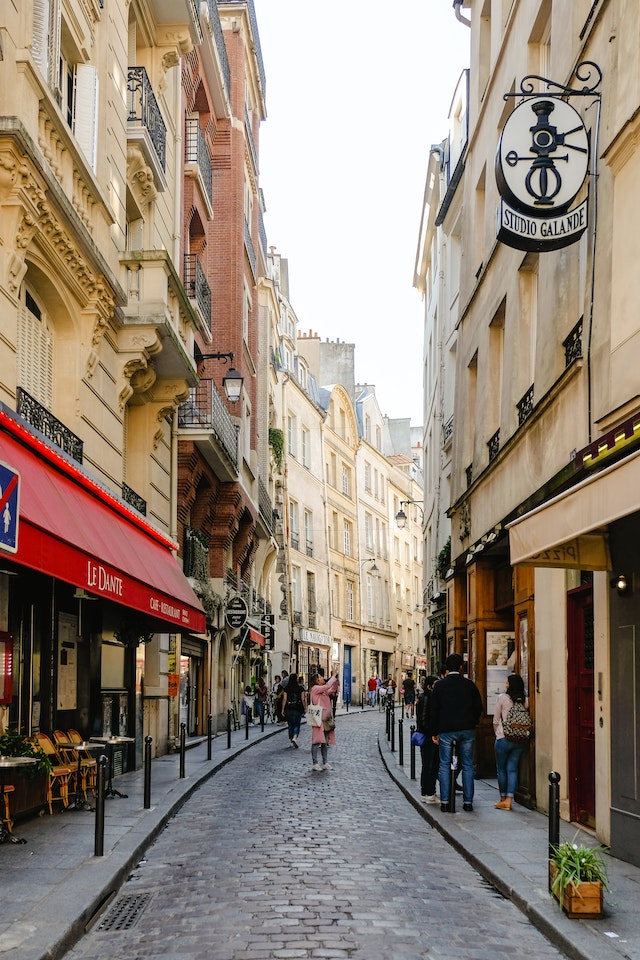 Backpacking Bliss: A Thrifty Traveler's Guide to Paris