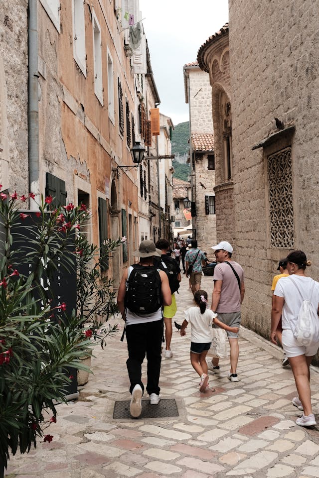 What to Pack for a City Walking Tour: The Essential Family-Friendly Checklist