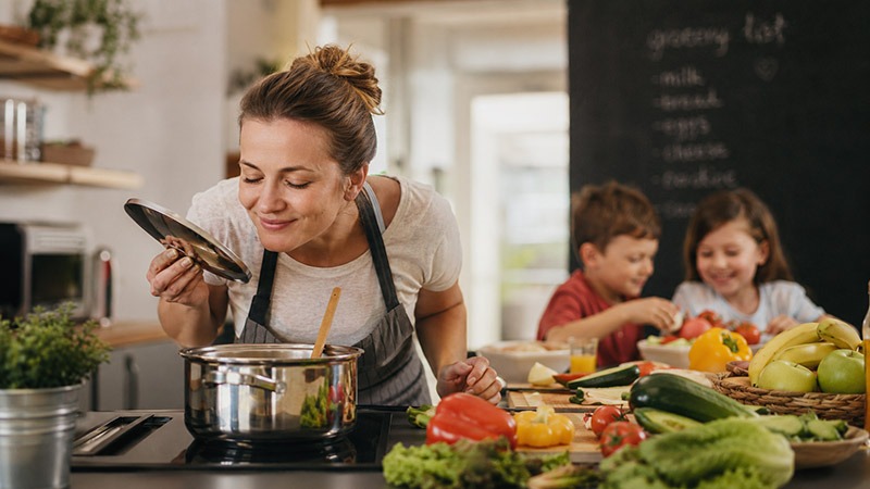 How Busy Mothers Balance Family Meals and Weight Loss