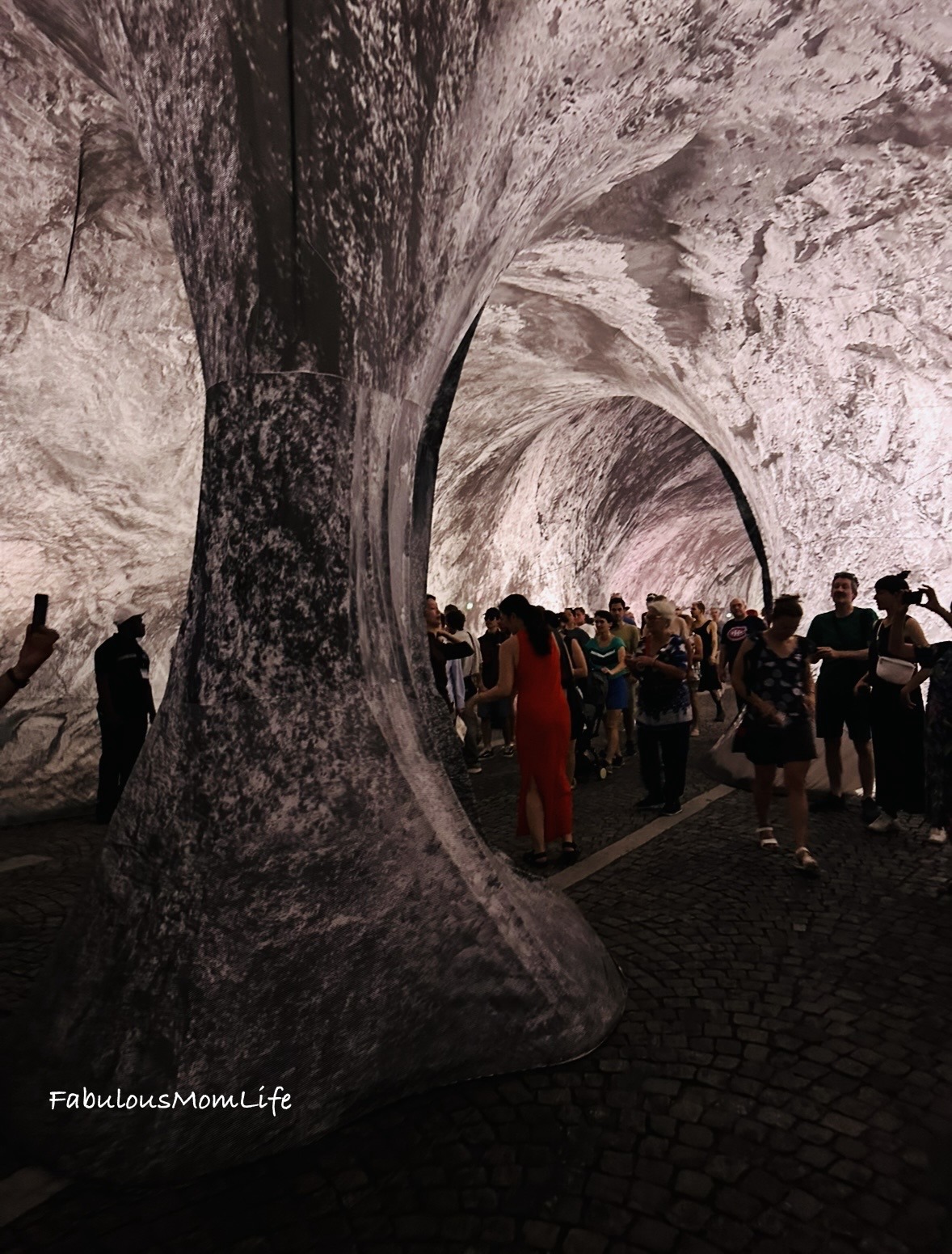  JR’s spectacular temporary cave installation that transformed Paris’ oldest bridge in 2026.
