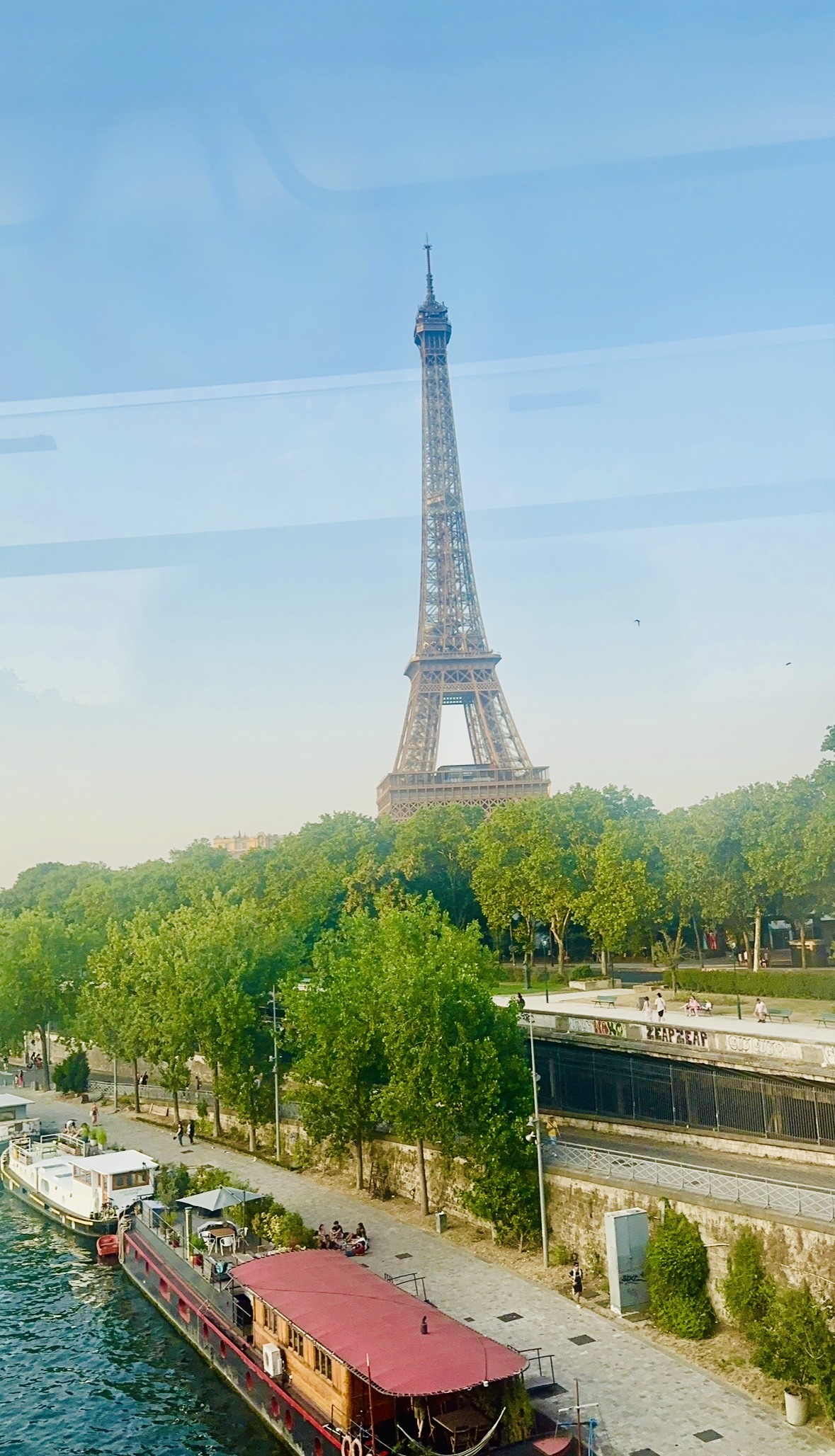 Eiffel Tower view from Metro Line 6 over Bir-Hakeim bridge